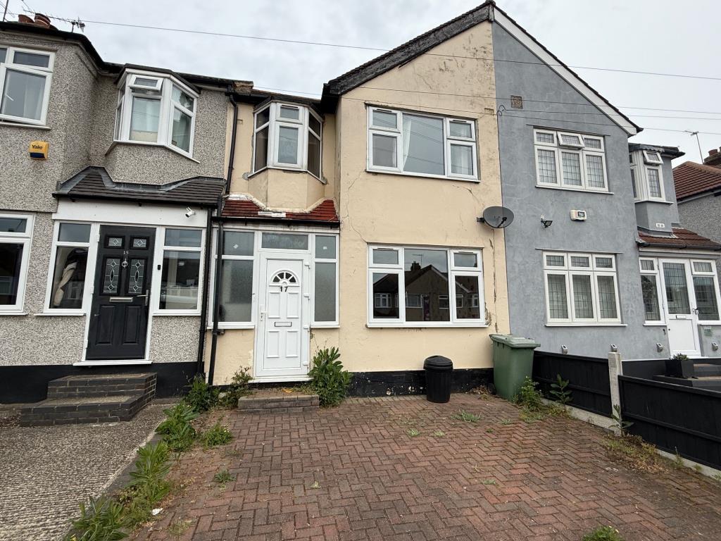 Lot: 166 - MID-TERRACE HOUSE FOR IMPROVEMENT - Block paved driveway leading to front door